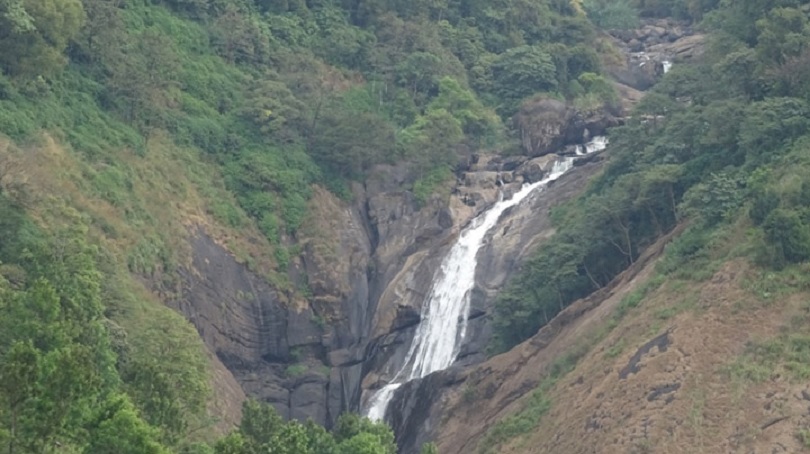 Keezharkuthu Waterfall